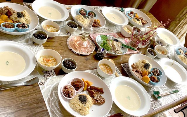 教室で作った料理が並ぶ食卓